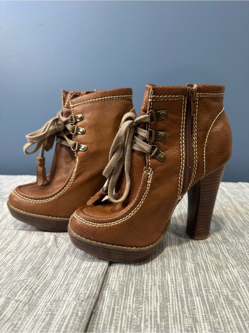 Mia Layla Brown Lace-Up Ankle Booties
Size 6.5 M (NM409)